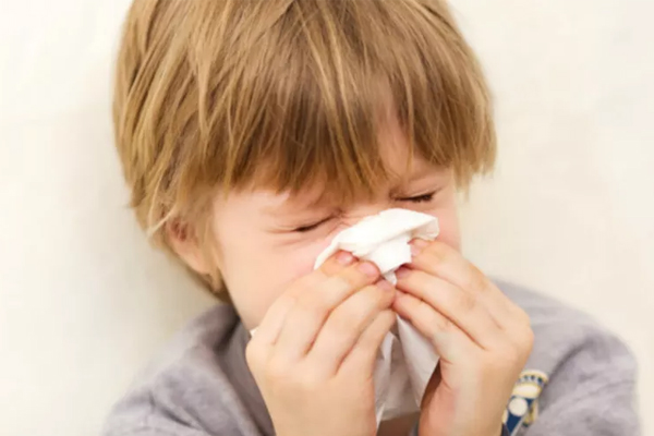 老倪膏药提醒  小孩子流黄鼻涕了  说明感冒有点小严重了   避免继续严重下去  可以吃点药或者贴膏药等