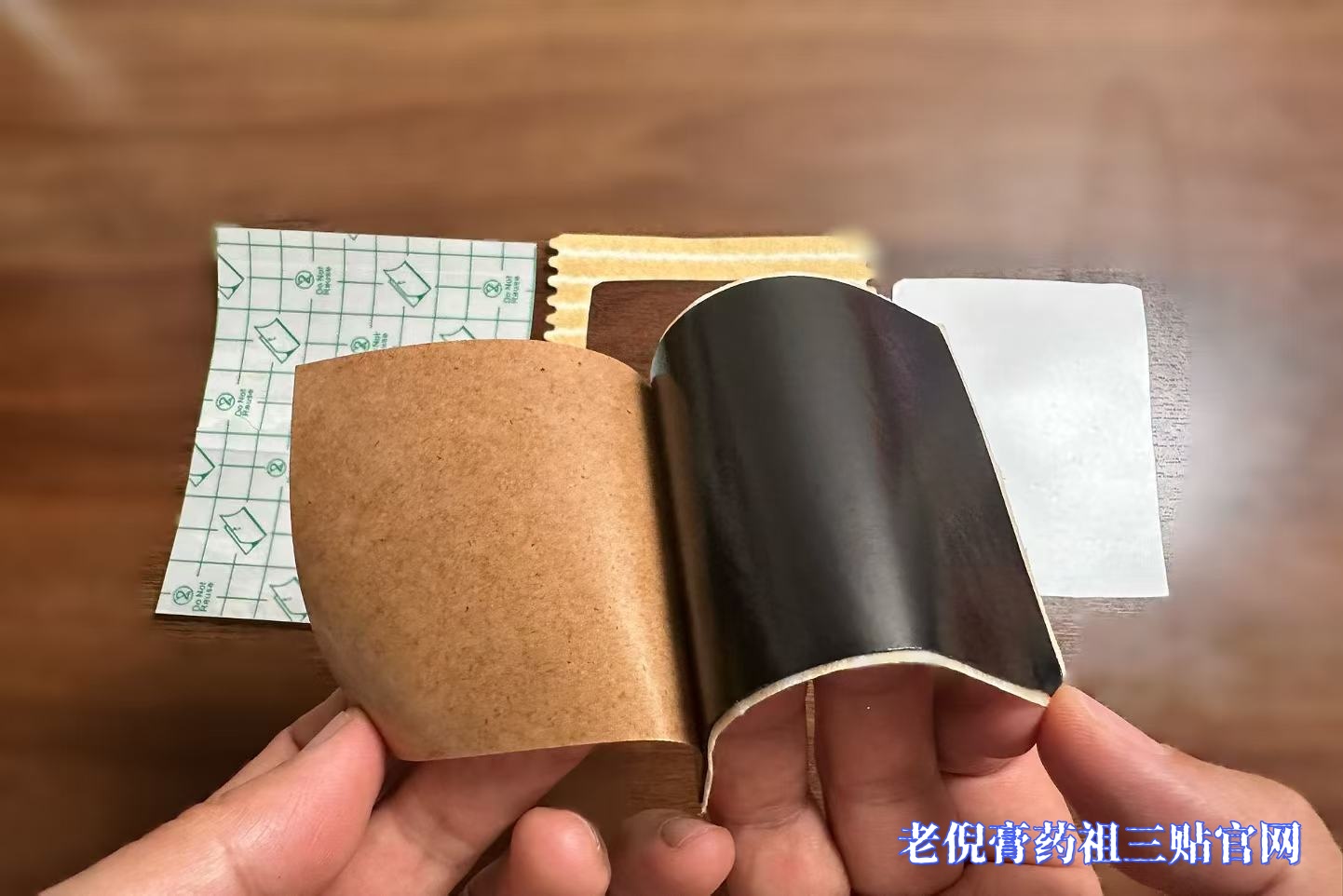 老倪祖三贴膏贴撕开保护膜准备贴敷